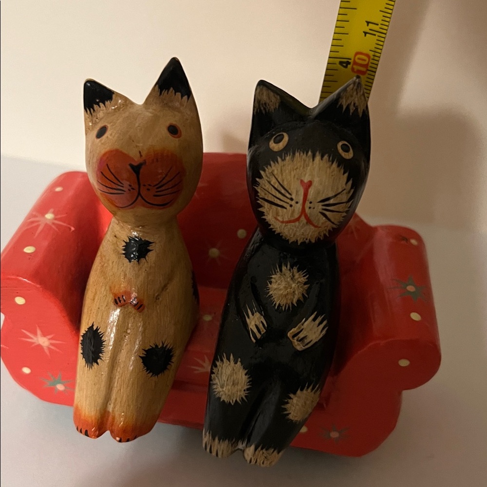 Handcrafted Cat Figurines on Red Sofa. Albesia Wood, crafted in Bali - Picture 8 of 8